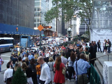20070906-fashion-week-03-crowd-at-6th-avenue-entrance.jpg