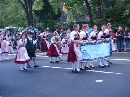 20070915-steuben-parade-13-kids-in-traditional.jpg