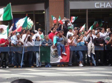 20070916-mexican-day-parade-01-crowd.jpg