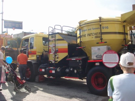20070930-atlantic-ave-street-fair-20-transit-museum-tunnel-wreaker.jpg
