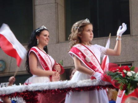 20071007-pulaski-parade-46-miss-polonia-of-ridgewood-ny-sylvia-kruszewska-and-jr-miss-michalle-warunek.jpg
