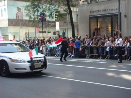 20071008-columbus-day-parade-14-running-cop.jpg