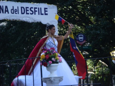 20071014-hispanic-columbus-day-07-reina-del-desfile-mayra-alexandra.jpg