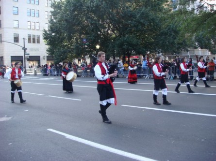 20071014-hispanic-columbus-day-09-bagpipers-without-kilts.jpg