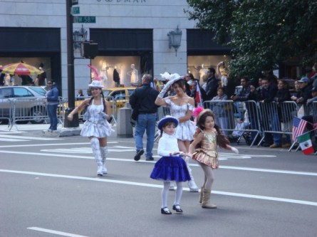 20071014-hispanic-columbus-day-16-girls-and-dancers.jpg