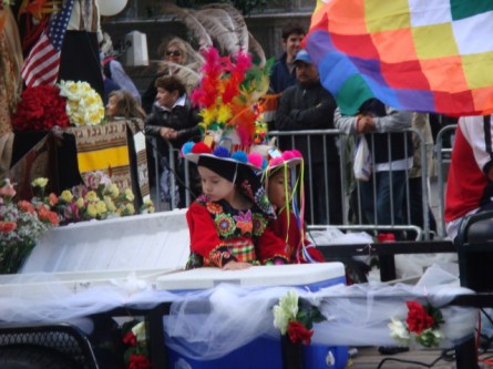 20071014-hispanic-columbus-day-23-colorful-chidren-in-cart-behind-car.jpg