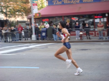 20071104-ny-marathon-29-woman-runner.jpg