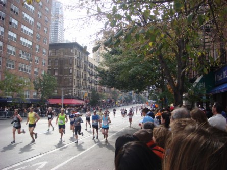 20071104-ny-marathon-58-running-crowd-grows.jpg