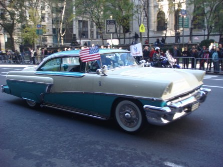 20071111-veterans-day-parade-05-classic-car.jpg