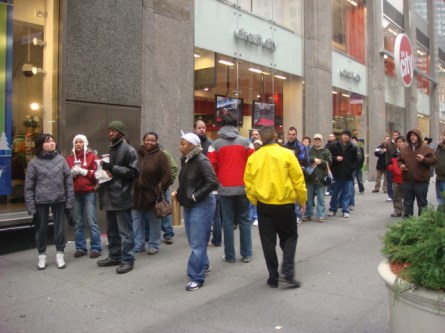 071209-best-buy-waiting-for-store-01.jpg