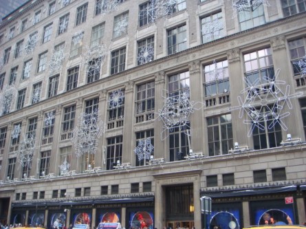 20071202-saks-christmas-display-01-saks-front.jpg