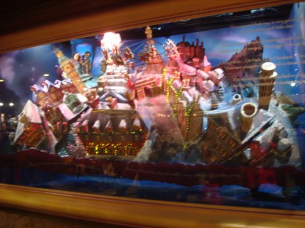 20071220-macys-window-03-santa-eye-view-whirling-display.jpg