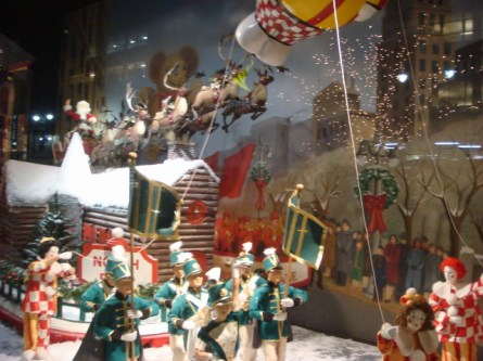 20071220-macys-window-14-miracle-on-34th-parade.jpg
