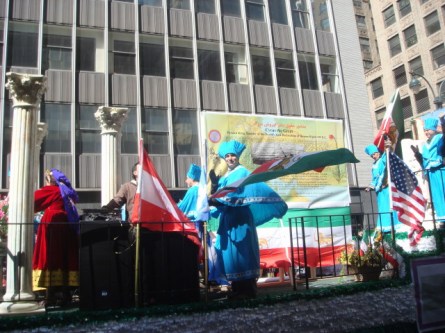 20080330-persian-day-parade-54-cyrus-float.jpg